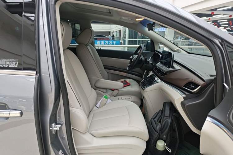 Used Buick GL8 2021 Land Cruiser Executive Class 652T Smart Luxury Model
