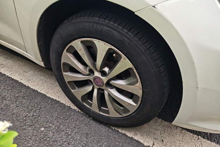 Used Fiat Viaggio 2012 1.4T Automatic Jingxiang Edition Right Front Wheel Hub