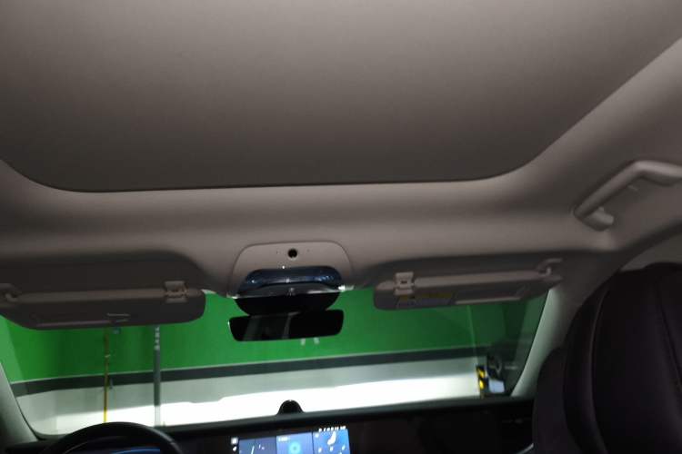 Used VOYAH FREE 2023 Four-Wheel Drive Extended-Range Model with Ultra-Long Range Headliner