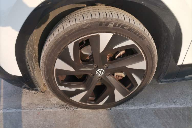 Used Volkswagen ID.6 CROZZ 2021 High-Performance PRIME Edition Left Front Wheel Hub