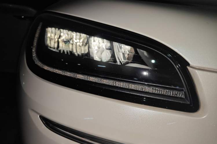 Used Lincoln Corsair 2021 2.0T Two-Wheel-Drive Luxury Edition Right Front Headlight