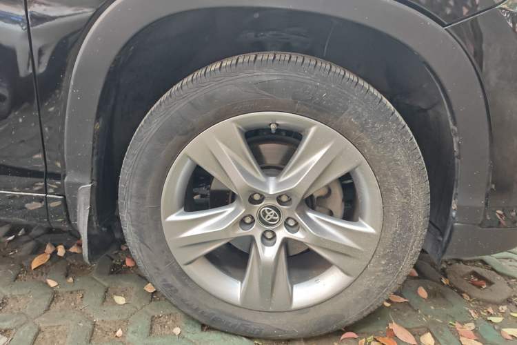 Used Toyota Highlander 2018 2.0T Four-Wheel Drive Prestige Version 7 Seats China V Emission Standard Right Front Wheel Hub