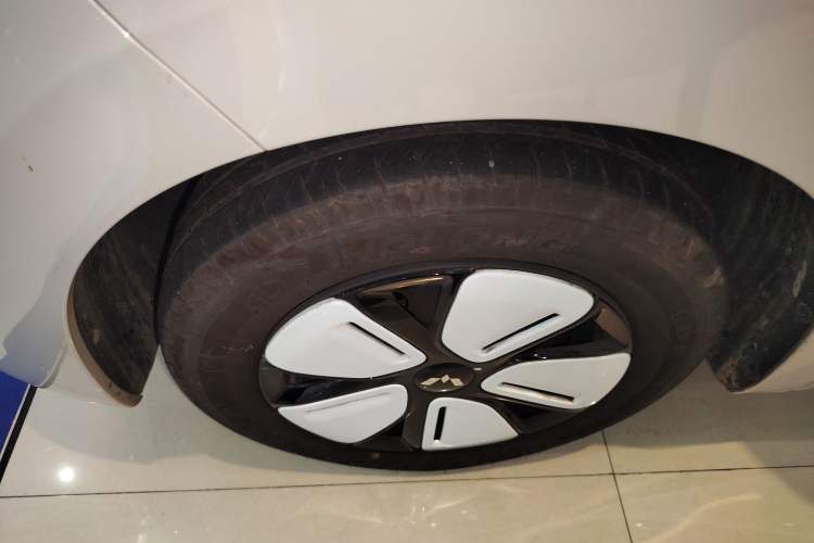 Used Wuling Hongguang MINIEV 2025 Four-Door Version Advanced Edition Left Front Wheel Hub