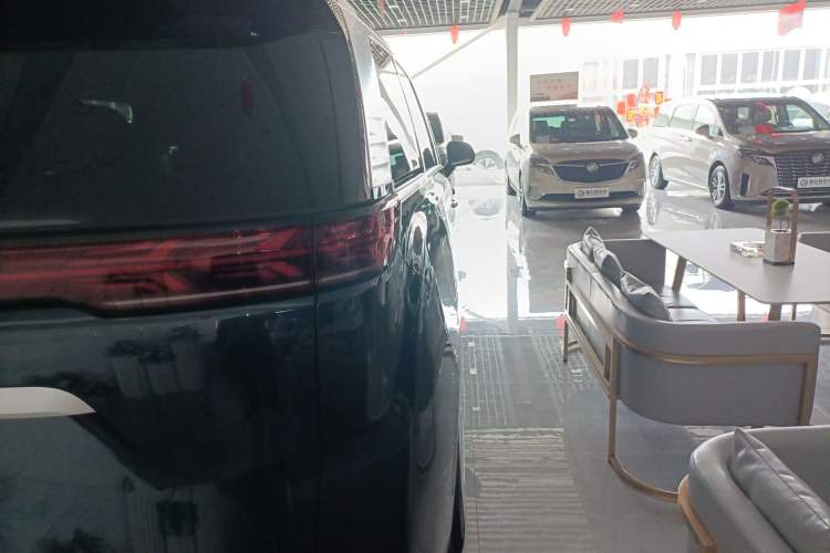 Used Denza D9 2025 DM-i Intelligent Drive 1020 Four-Wheel Drive Prestige Model
