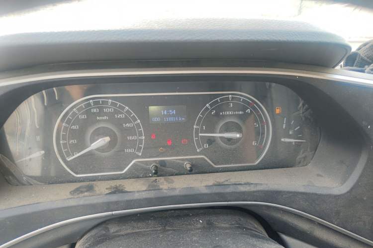 Used SAIC MAXUS Xintu V80 2021 2.0T Manual Classic Aoyuntong Long Wheelbase Mid-Roof 6/7/8/9-Seater Odometer Close Up