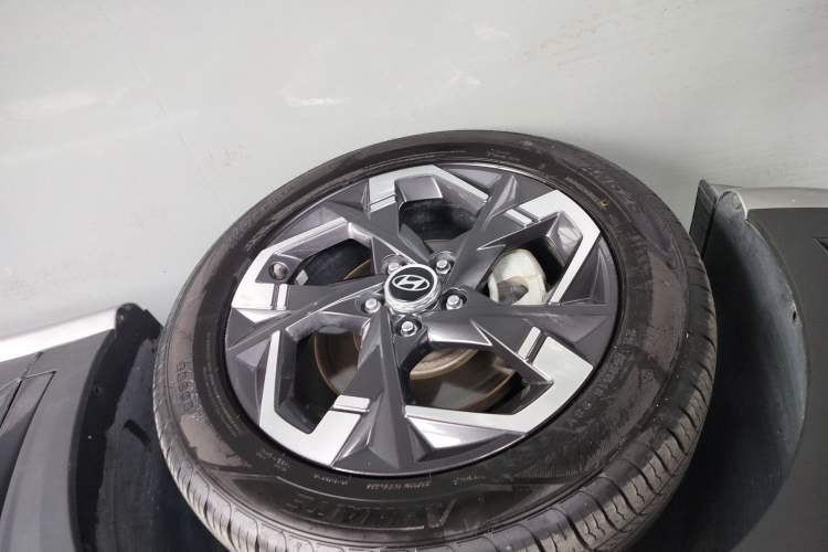 Used Hyundai ix35 2023 Musso 2.0L Prestige LUX Edition Left Front Wheel Hub