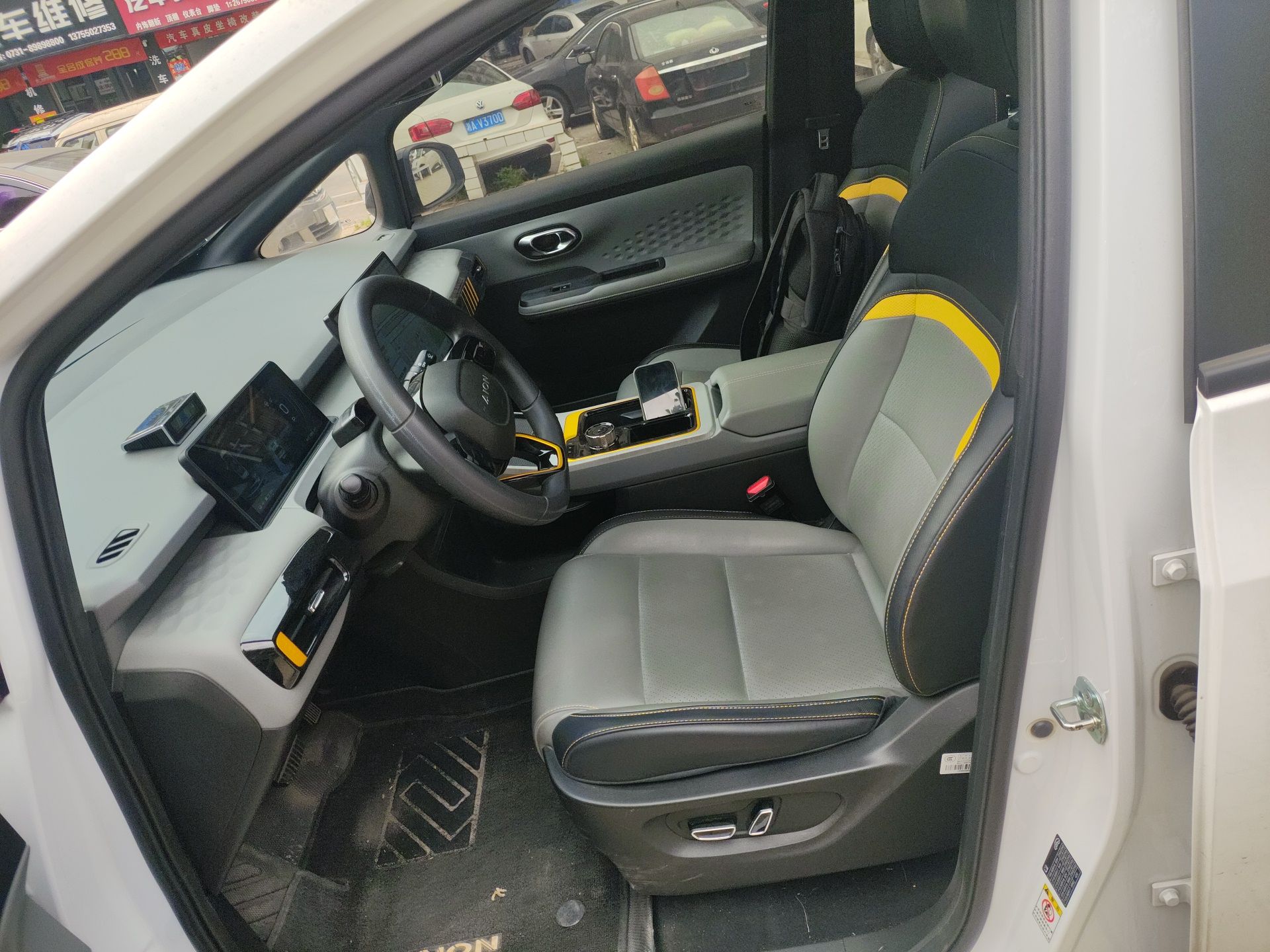 Переднее сиденье в автомобиле