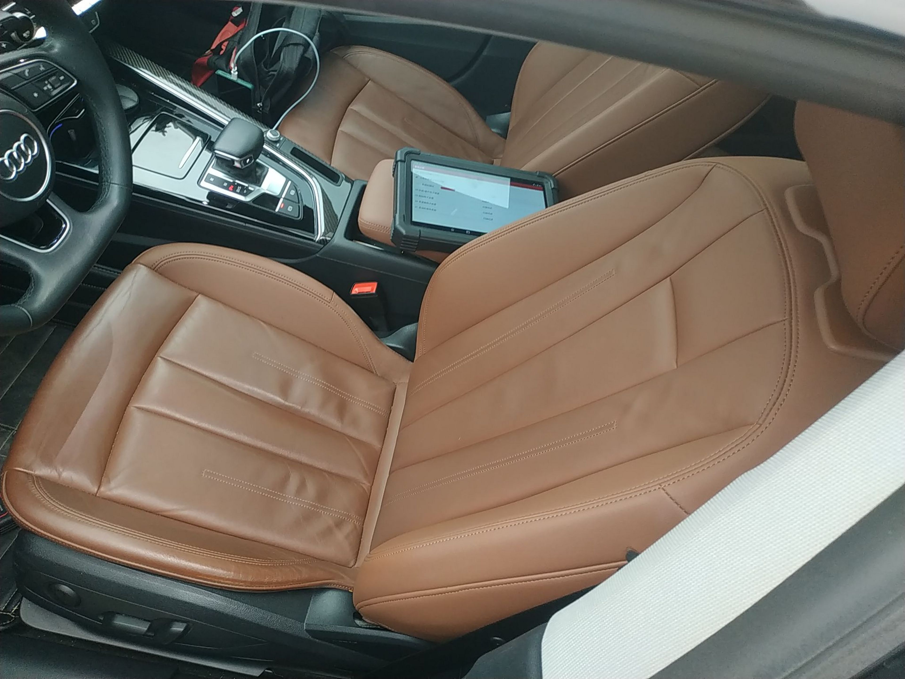 المقاعد الأمامية داخل السيارة