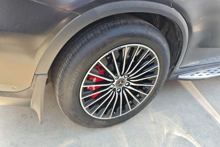 Used Mercedes-Benz GLC 2018 Facelift GLC 260 4MATIC Luxury Edition Exterior 5