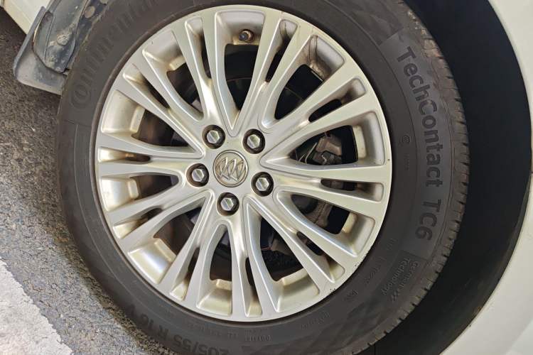 Used Buick GT 2015 15N Manual Elite Edition Right Front Wheel Hub