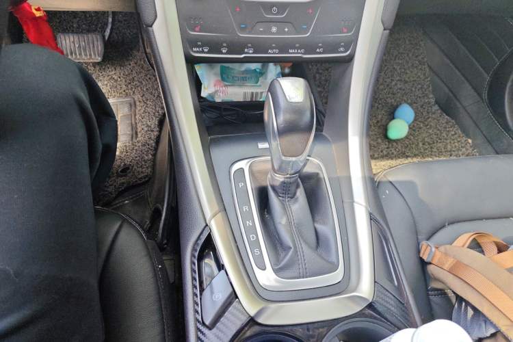 Used Ford Mondeo 2013 2.0L GTDi 200 Luxury Model Gear Lever