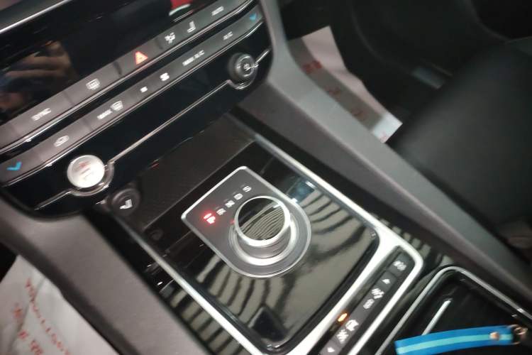 Used Jaguar F-PACE 2018 2.0T Two-Wheel Drive Urban Deluxe Edition
