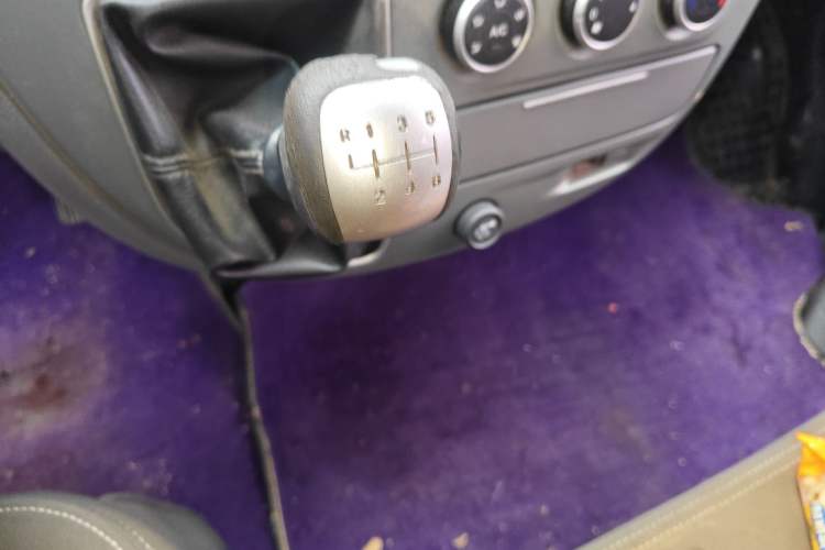 Used SAIC MAXUS Xintu V80 2018 2.5T 6-Speed Manual Aoyuntong Short Wheelbase Mid-Height 5-6 Seater
