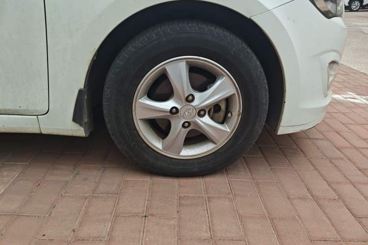 Used Hyundai Verna (older generation) 2014 1.4L Automatic Smart GLS Right Front Wheel Hub