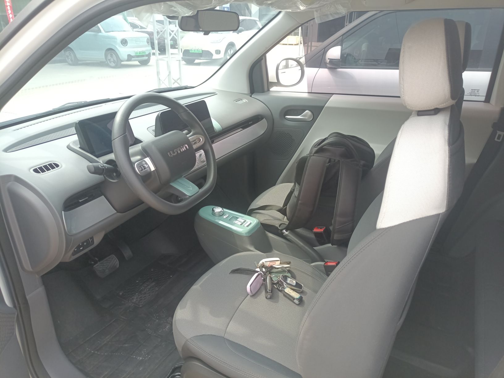 المقاعد الأمامية داخل السيارة