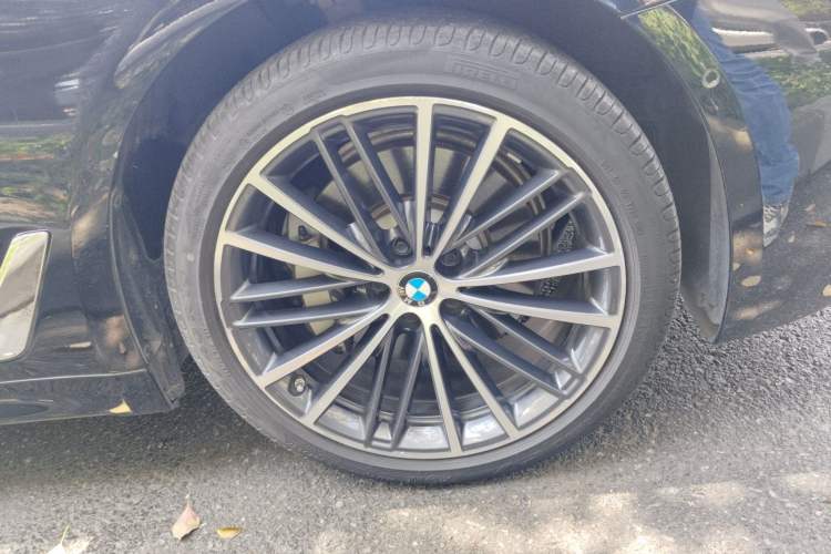 Used BMW 5 Series 2023 530Li Leading Model M Sport Package Right Front Wheel Hub