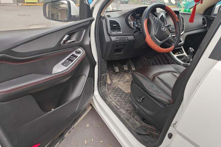 Used Baojun 560 2015 1.8L manual luxury version