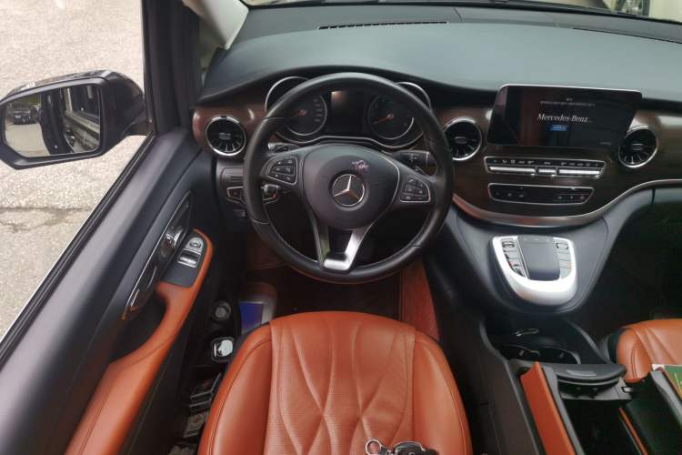 Used Mercedes-Benz V-Class 2021 V 260 Avantgarde Edition Steering Wheel