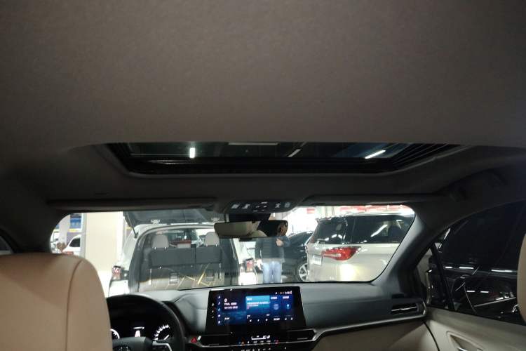 Used Toyota Granvia 2023 2.5L Hybrid Prestige PLUS Edition
