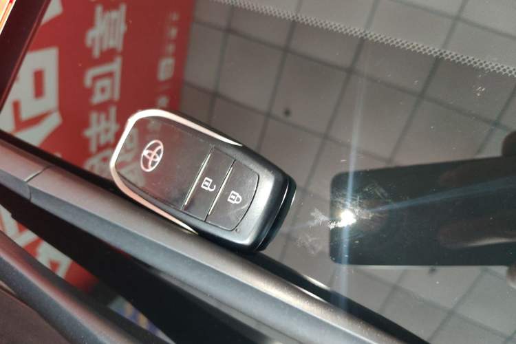 Used Toyota Highlander 2024 2.5L Smart Electric Hybrid Dual-Motor Two-Wheel Drive Luxury Version 7 Seats Vehicle Key