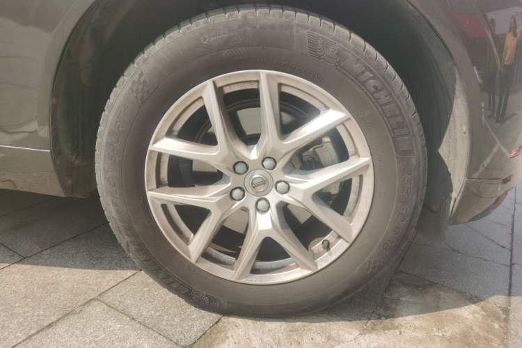 Used Volvo XC60 2021 T5 4x4 Smart Luxury Edition Right Front Wheel Hub