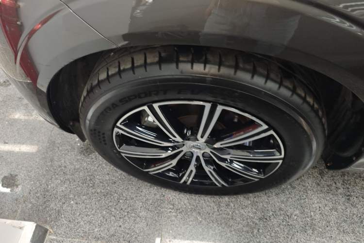 Used Volvo XC60 2021 T5 4x4 Smart Luxury Edition Left Front Wheel Hub