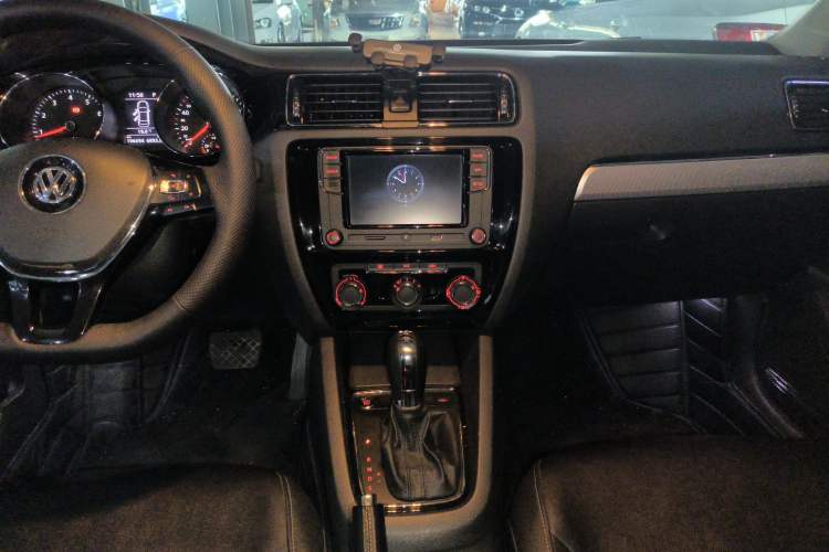 Used Volkswagen Sagitar 2018 280TSI DSG Ignite Edition Audio And AC Panel