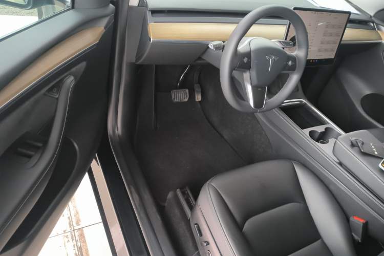 Used Tesla Model Y 2023 Long-Range All-Wheel-Drive Version