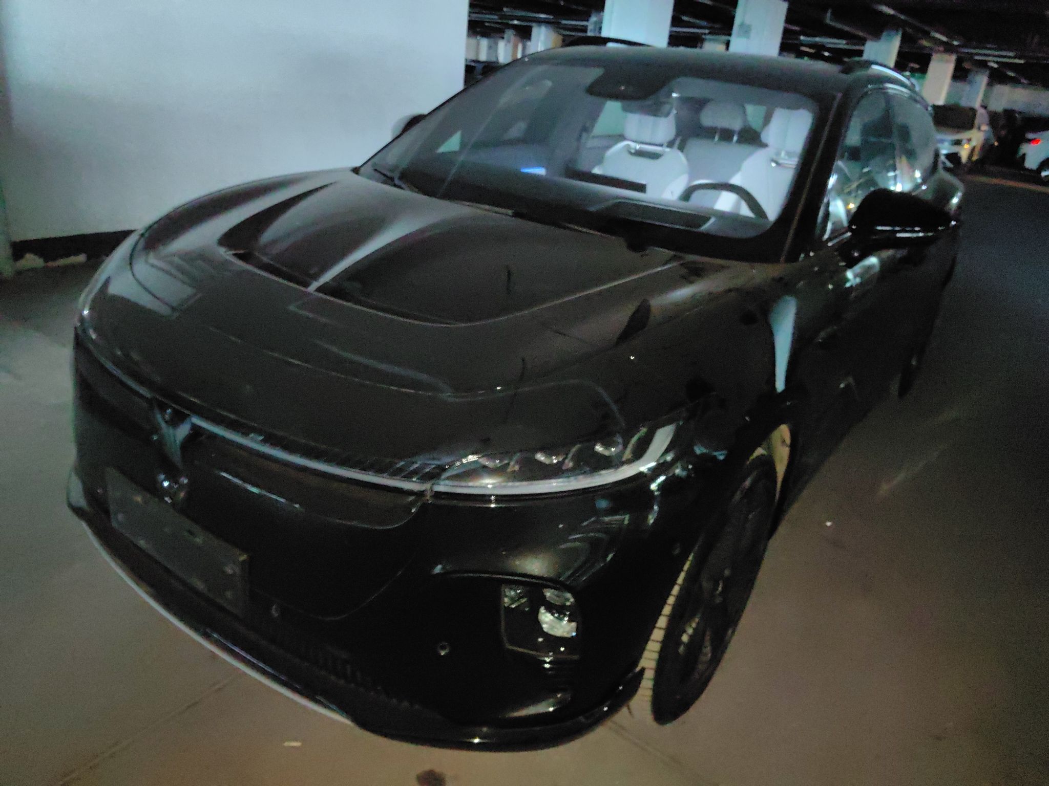 تحت مقدمة السيارة