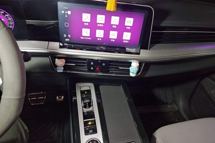 Used Volkswagen Tavendor 2024 380TSI All-Wheel-Drive R-Line Cruise Premium Edition Audio And AC Panel