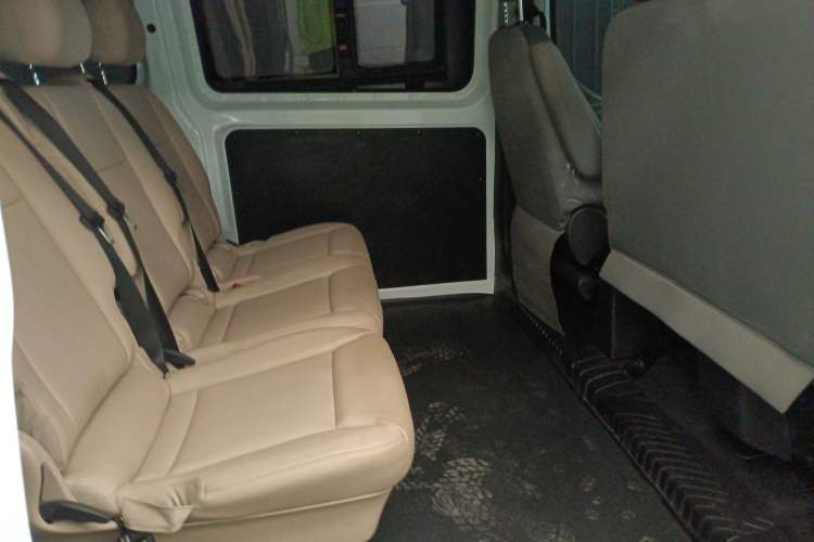 Used Ford Transit 2020 2.0T Diesel Multi-Function Commercial Vehicle Mid-Chassis Low-Roof Design with Dual Rear Doors Meeting China VI Emission Standards