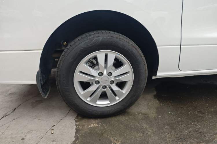 Used FORTHING Lingzhi PLUS 2023 2.0L Manual Luxury CNG 7-Seater
