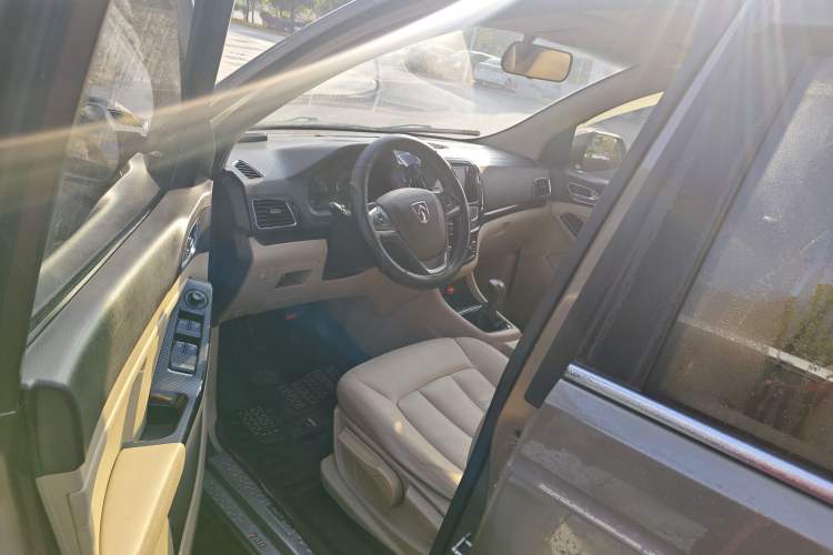 Used Baojun 730 2015 1.8L Manual Luxury Navigation ESP Version 7-seater
