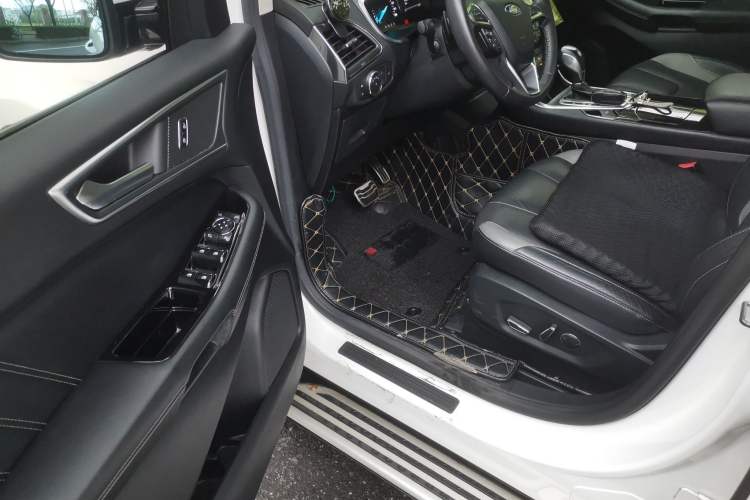 Used Ford Edge 2017 EcoBoost 245 Two-Wheel-Drive Sporty 7-Seater Driver Seat