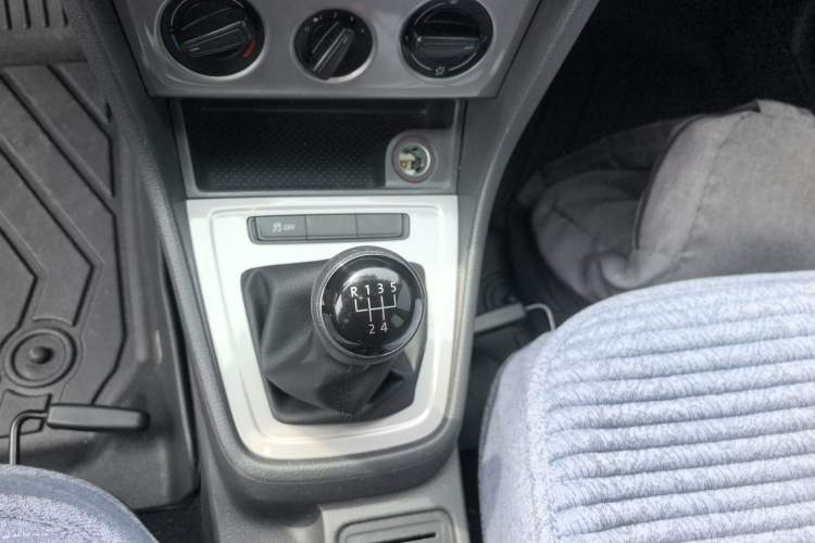 Used Volkswagen Lavida 2013 Revised Classic 1.6L Manual Fashion Edition Gear Lever