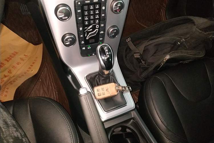 Used Volvo V40 2019 T3 Smart Luxury Edition Gear Lever