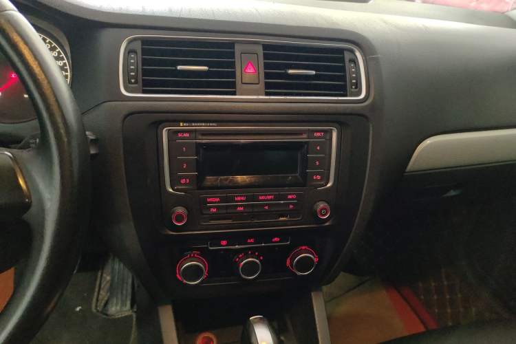 Used Volkswagen Sagitar 2014 Revised Version 1.6L Automatic Comfort Edition Audio And AC Panel