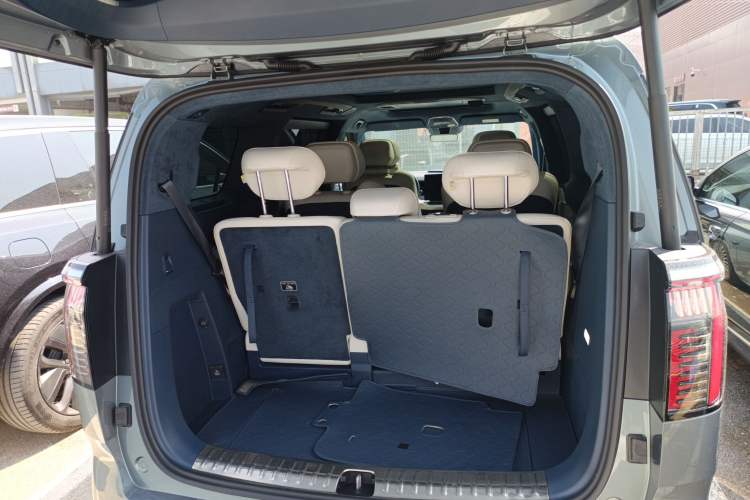 Used Zeekr 009 2024 7-Seater Walk-Through Version Four-Wheel Drive 108 kWh Trunk