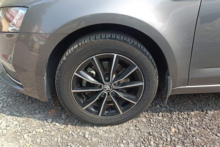 Used Skoda Octavia 2017 1.6L Automatic Smart Drive Edition Left Front Wheel Hub