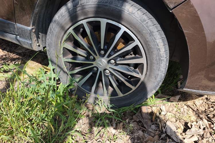 Used BAIC Weiwang M50F 2017 1.3T Standard Model Right Front Wheel Hub