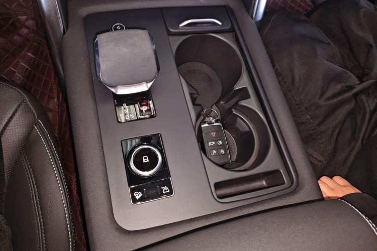 Used Land Rover Discovery 2023 360 PS R-Dynamic S Gear Lever