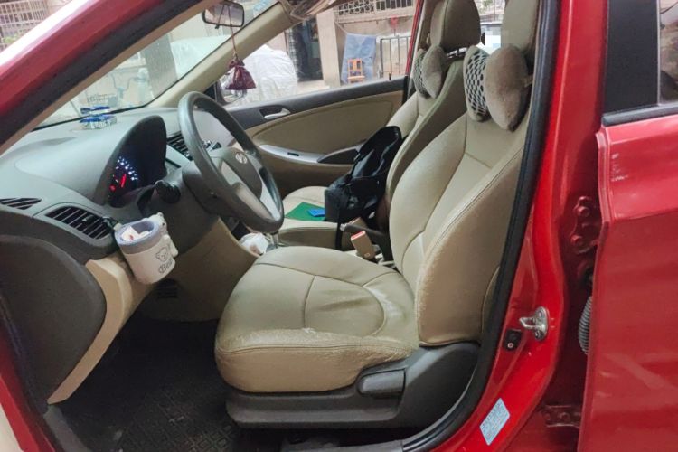 Used Hyundai Verna (older generation) 2011 Hatchback 1.4L Automatic Fashion GT Left Front Seat