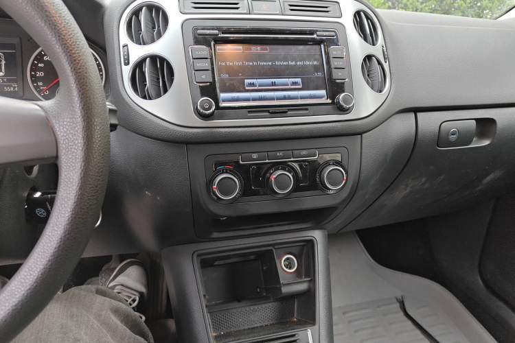 Used Volkswagen Tiguan 2013 1.8TSI Manual Two-Wheel Drive Trend Edition Audio And AC Panel