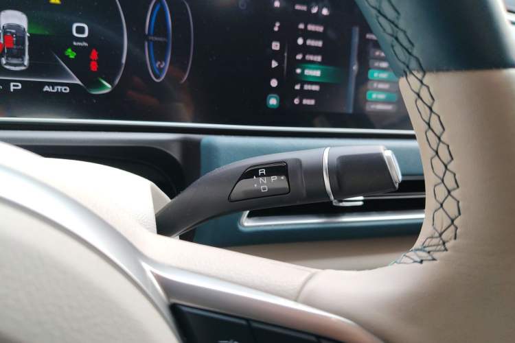 Used ORA Good Cat 2023 401 km Standard Range Luxury Version Lithium Iron Phosphate Gear Lever