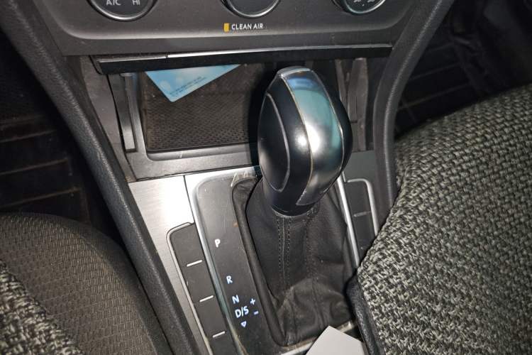 Used Volkswagen Golf 2016 1.6L Automatic Comfort Model Gear Lever