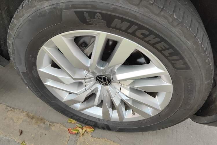 Used Volkswagen Touareg 2021 2.0 TSI Flagship Special Edition Right Front Wheel Hub
