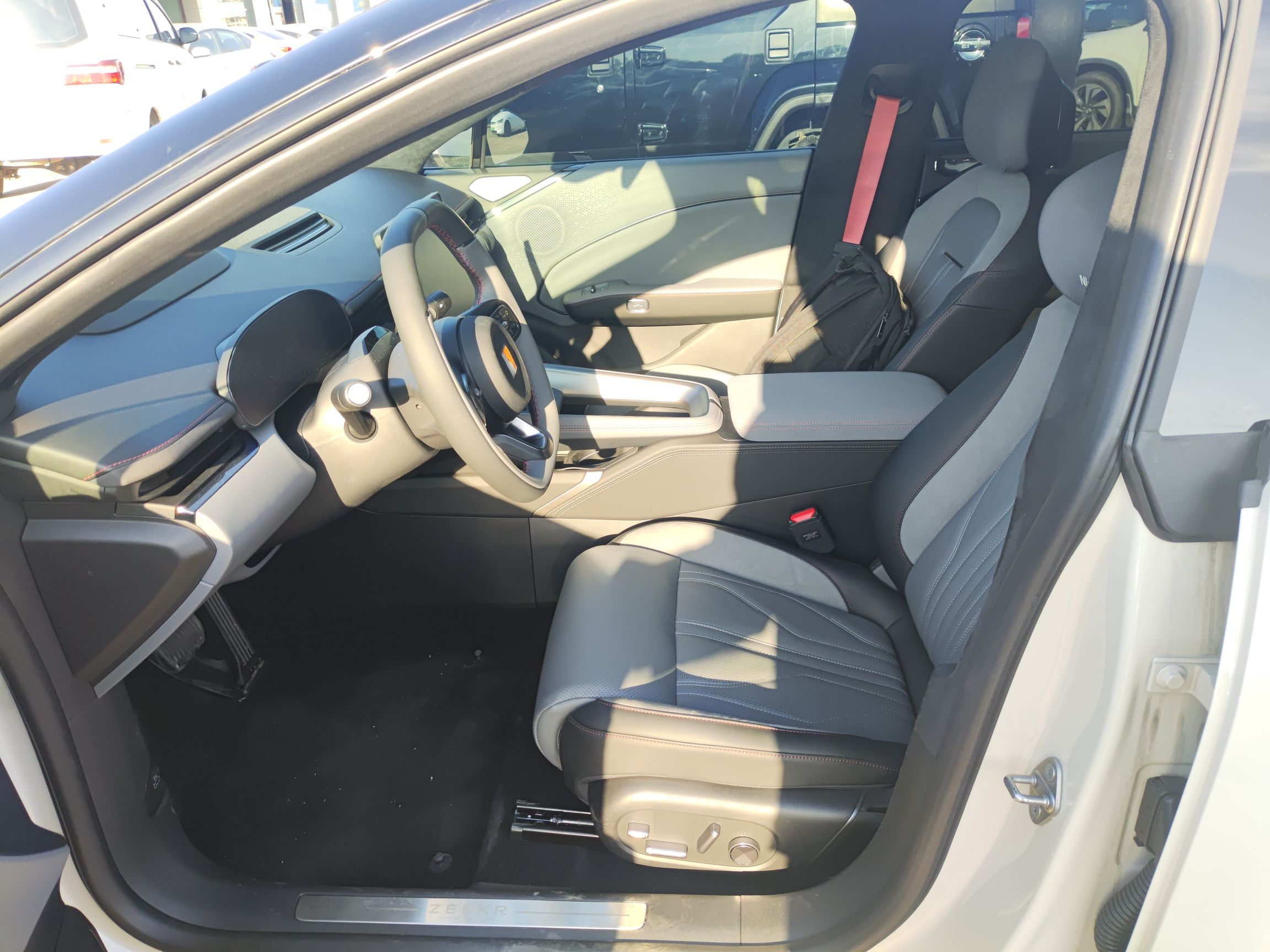 Переднее сиденье в автомобиле