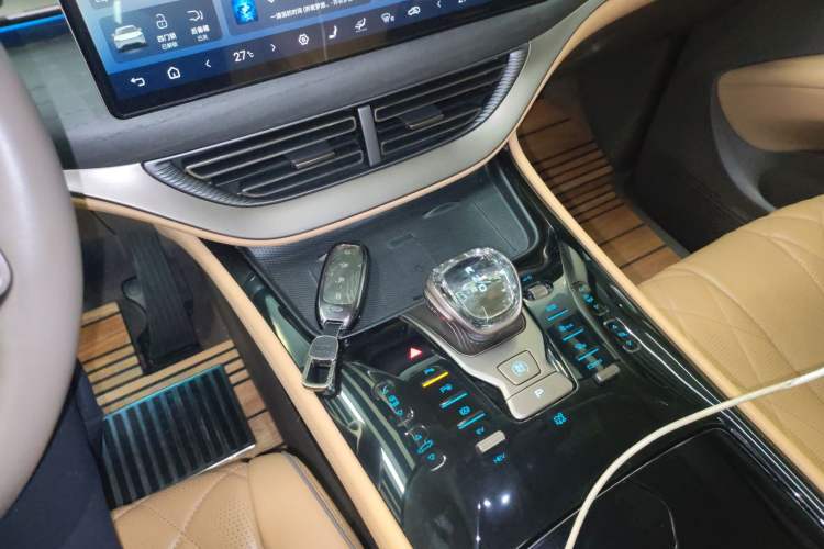 Used Denza D9 2022 DM-i 970 Four-Wheel Drive Flagship Model
