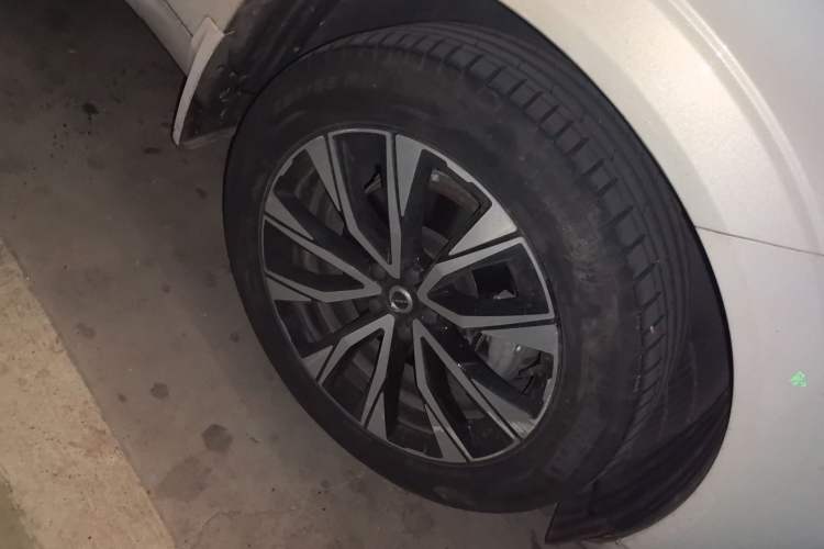 Used Volvo XC60 2023 B5 4x4 Smart Luxury Edition Right Front Wheel Hub