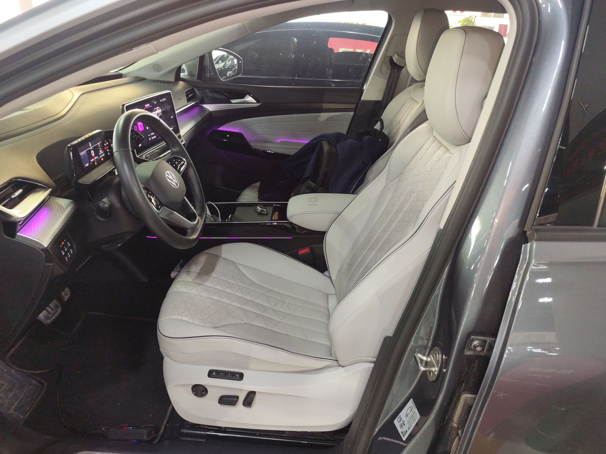 Переднее сиденье в автомобиле